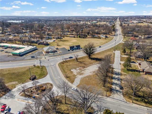 317 & 319 W Foxwood Drive, Raymore, MO 64083