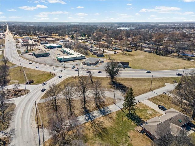 317 & 319 W Foxwood Drive, Raymore, MO 64083