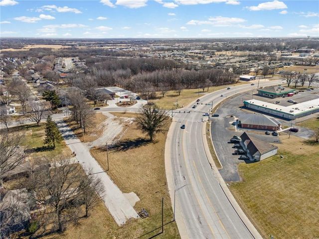 317 & 319 W Foxwood Drive, Raymore, MO 64083