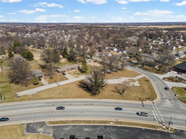 317 & 319 W Foxwood Drive, Raymore, MO 64083