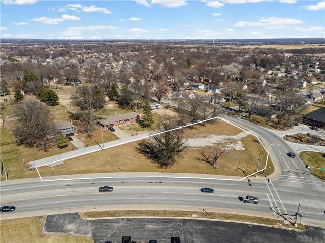 317 & 319 W Foxwood Drive, Raymore, MO 64083