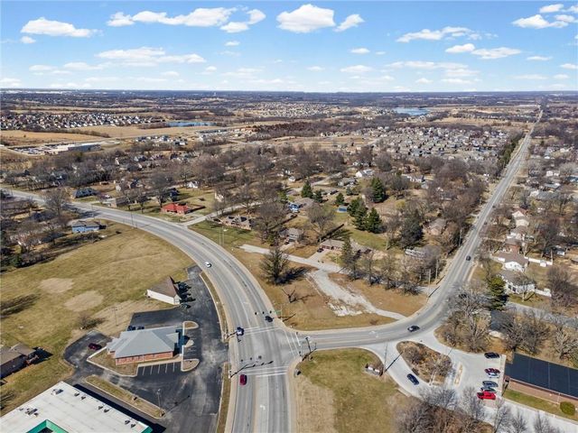 317 & 319 W Foxwood Drive, Raymore, MO 64083