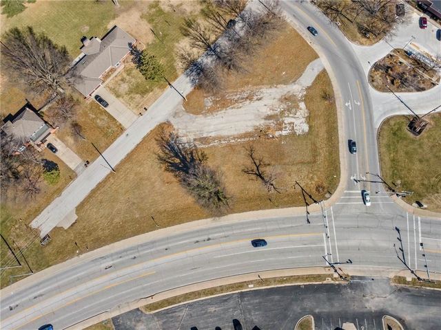 317 & 319 W Foxwood Drive, Raymore, MO 64083