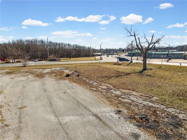 317 & 319 W Foxwood Drive, Raymore, MO 64083