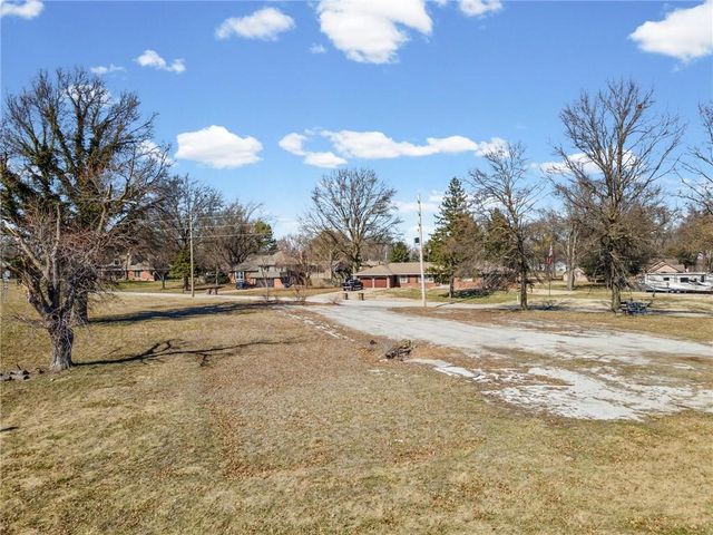 317 & 319 W Foxwood Drive, Raymore, MO 64083