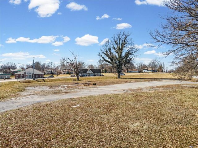 317 & 319 W Foxwood Drive, Raymore, MO 64083