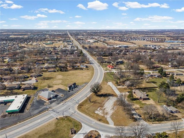 317 & 319 W Foxwood Drive, Raymore, MO 64083