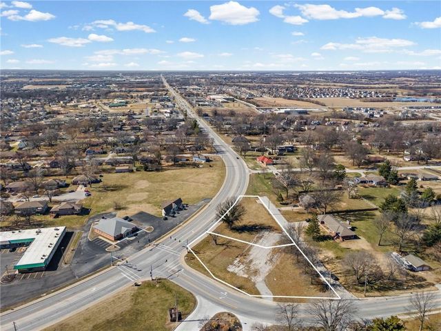317 & 319 W Foxwood Drive, Raymore, MO 64083