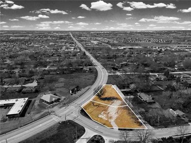 317 & 319 W Foxwood Drive, Raymore, MO 64083