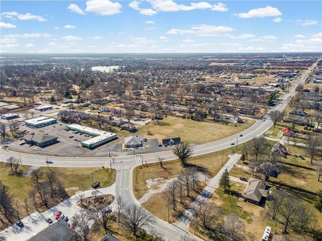 317 & 319 W Foxwood Drive, Raymore, MO 64083