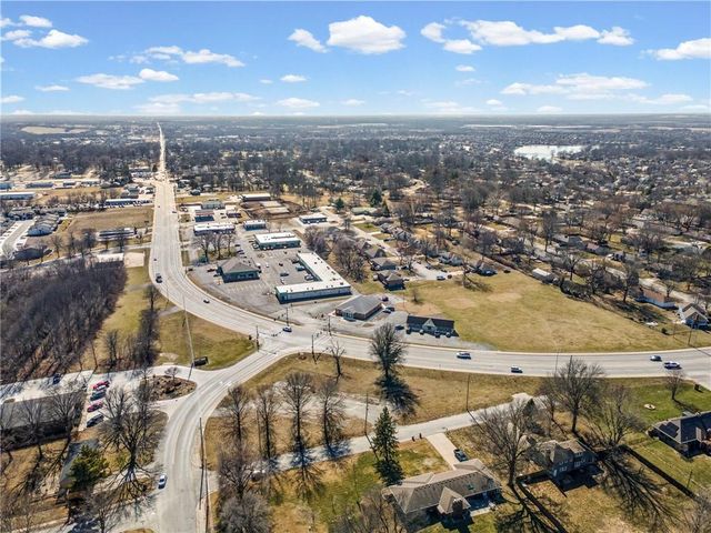 317 & 319 W Foxwood Drive, Raymore, MO 64083