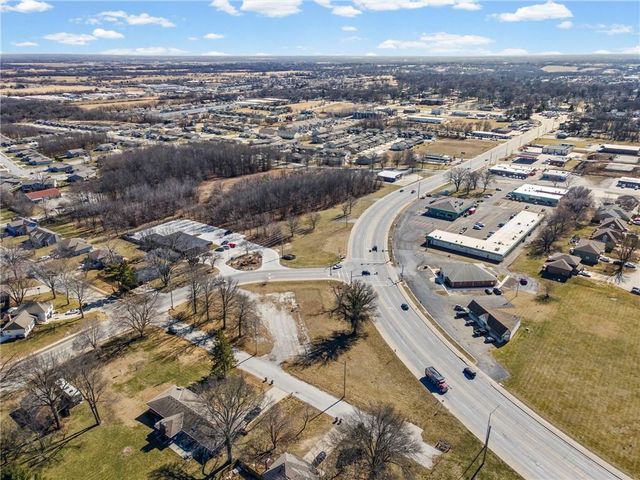 317 & 319 W Foxwood Drive, Raymore, MO 64083