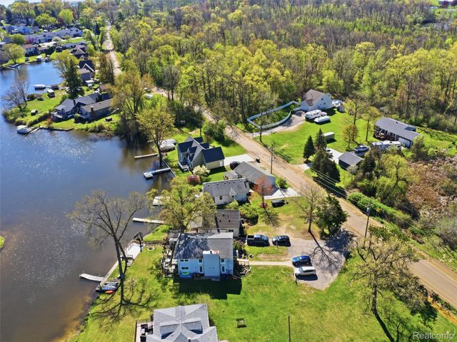 9114 Pontiac Lake Road, White Lake Charter Township, MI 48386