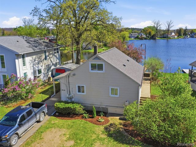 9114 Pontiac Lake Road, White Lake Charter Township, MI 48386