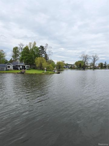9114 Pontiac Lake Road, White Lake Charter Township, MI 48386