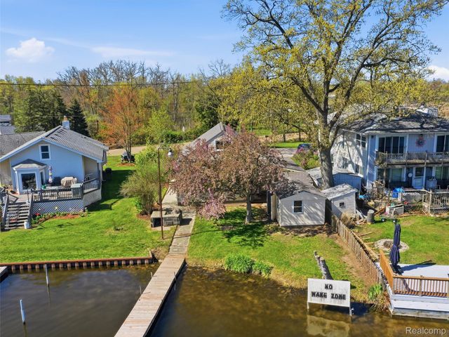9114 Pontiac Lake Road, White Lake Charter Township, MI 48386
