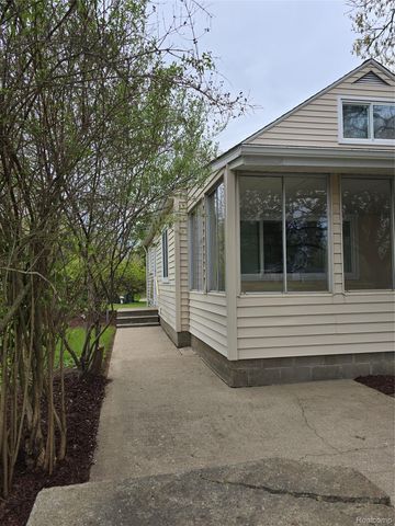 9114 Pontiac Lake Road, White Lake Charter Township, MI 48386