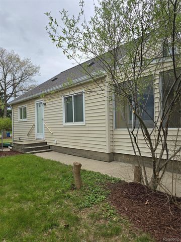 9114 Pontiac Lake Road, White Lake Charter Township, MI 48386