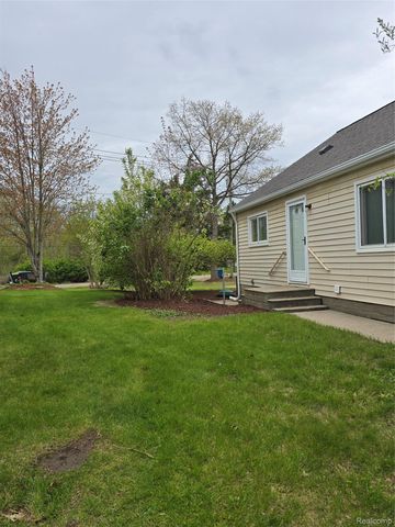 9114 Pontiac Lake Road, White Lake Charter Township, MI 48386