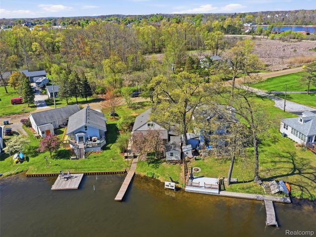9114 Pontiac Lake Road, White Lake Charter Township, MI 48386