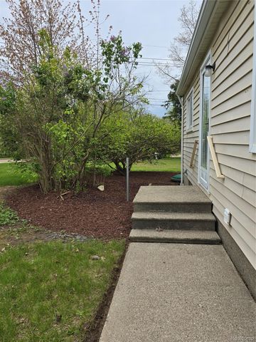 9114 Pontiac Lake Road, White Lake Charter Township, MI 48386