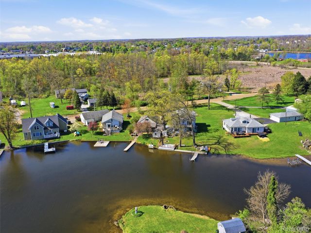 9114 Pontiac Lake Road, White Lake Charter Township, MI 48386
