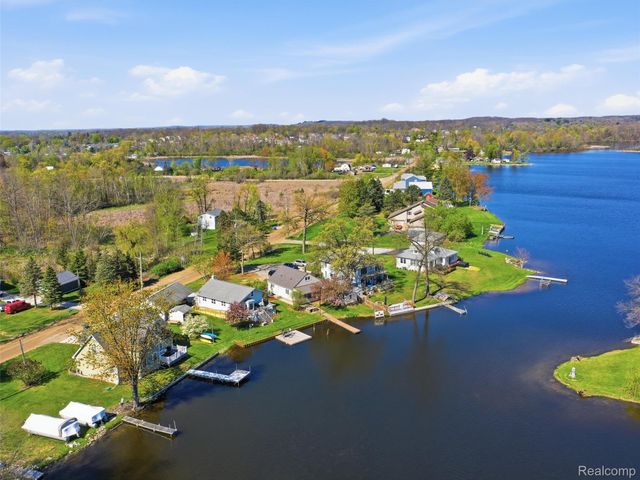 9114 Pontiac Lake Road, White Lake Charter Township, MI 48386
