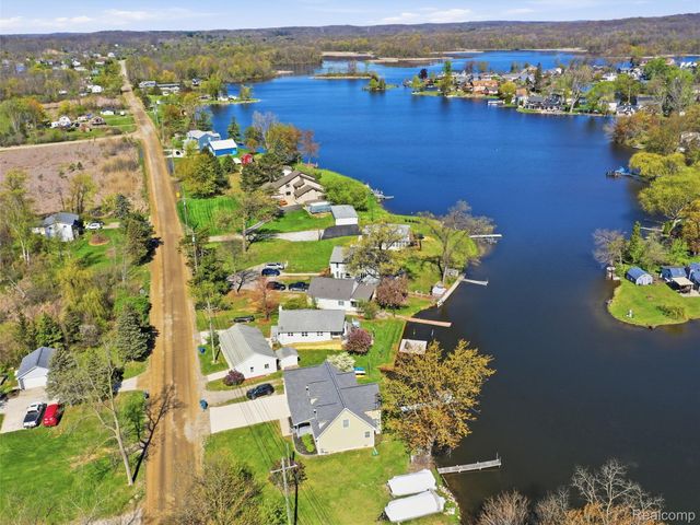 9114 Pontiac Lake Road, White Lake Charter Township, MI 48386