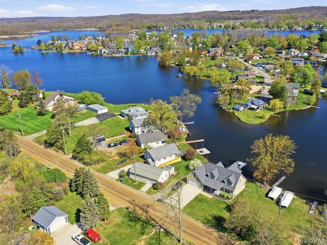 9114 Pontiac Lake Road, White Lake Charter Township, MI 48386
