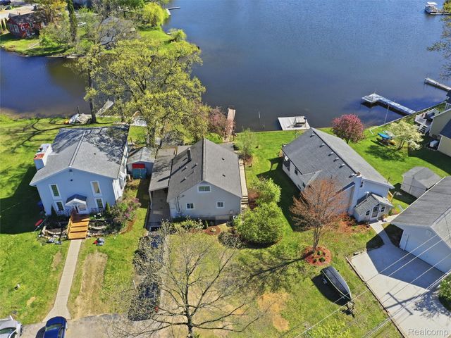 9114 Pontiac Lake Road, White Lake Charter Township, MI 48386