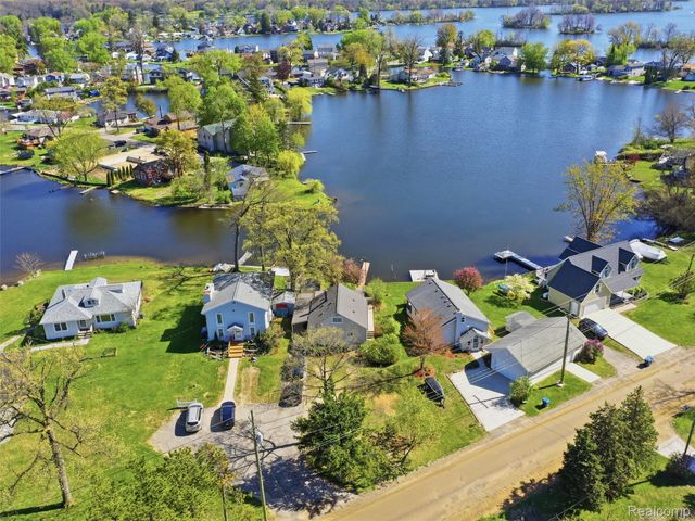 9114 Pontiac Lake Road, White Lake Charter Township, MI 48386