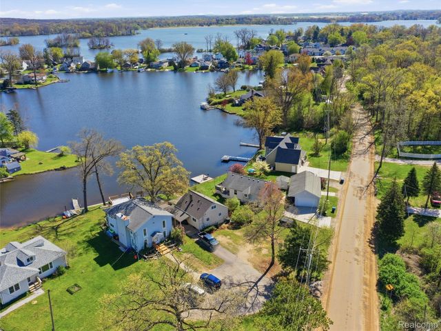 9114 Pontiac Lake Road, White Lake Charter Township, MI 48386