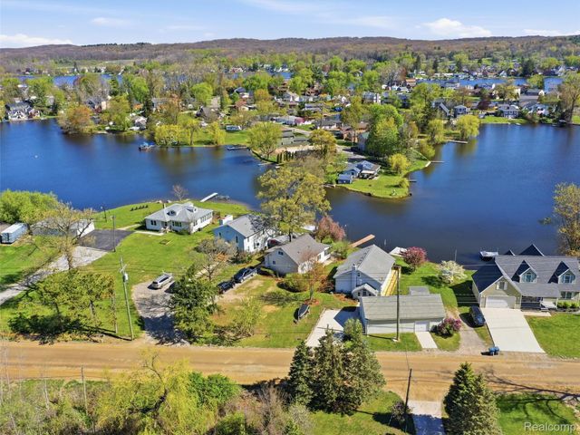 9114 Pontiac Lake Road, White Lake Charter Township, MI 48386