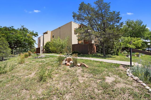 149 N Calle Ojo Feliz UNIT B, Santa Fe, NM 87505