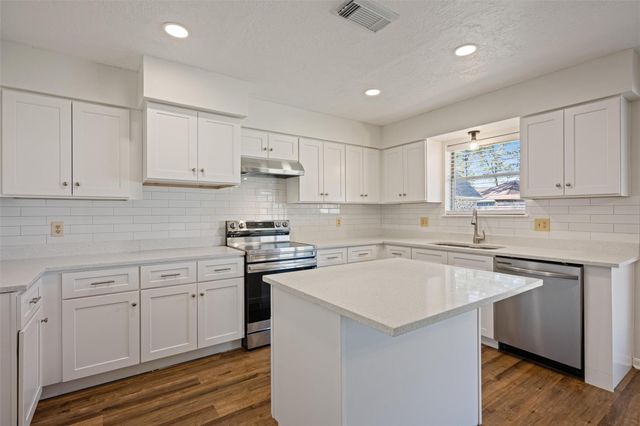 9915 Bayou Woods Drive, Baytown, TX 77521