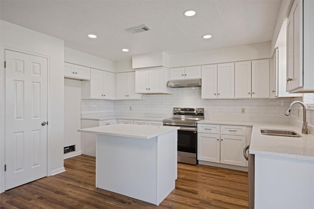 9915 Bayou Woods Drive, Baytown, TX 77521