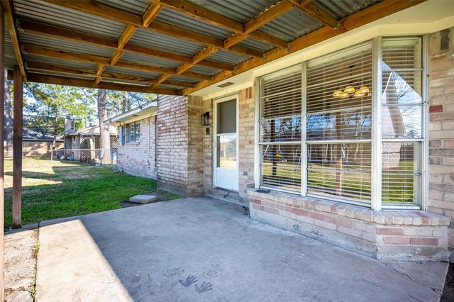 9915 Bayou Woods Drive, Baytown, TX 77521