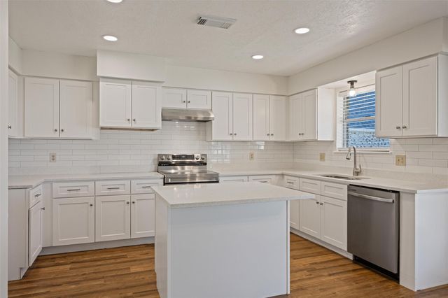 9915 Bayou Woods Drive, Baytown, TX 77521