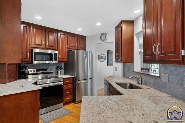 7448 SW Cannock Chase RD, Topeka, KS 66614