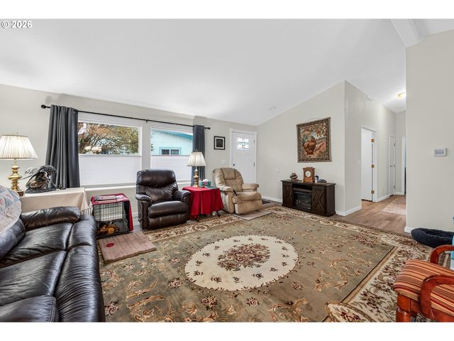 157 Nw BREE Dr, Winston, OR 97496