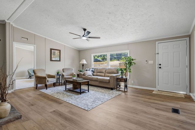 406 Hilltop Meadows Court, Springtown, TX 76082