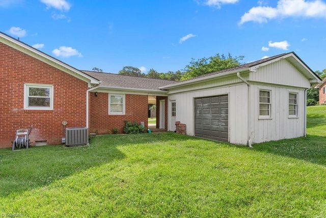 415 Crestview Drive, Thomasville, NC 27360