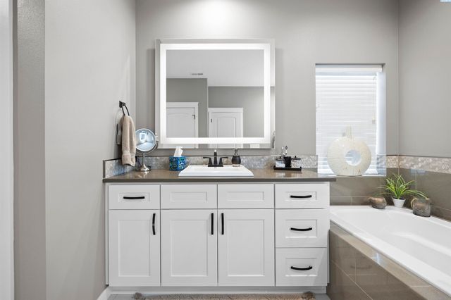 595 Troy Ave, West Richland, WA 99353