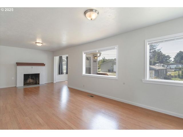 260 Se PORT Ave, Lincoln City, OR 97367