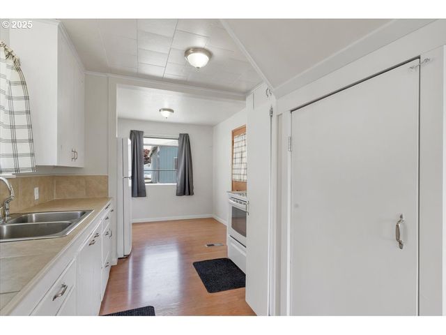 260 Se PORT Ave, Lincoln City, OR 97367