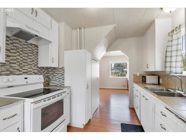 260 Se PORT Ave, Lincoln City, OR 97367