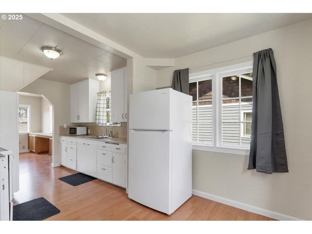 260 Se PORT Ave, Lincoln City, OR 97367