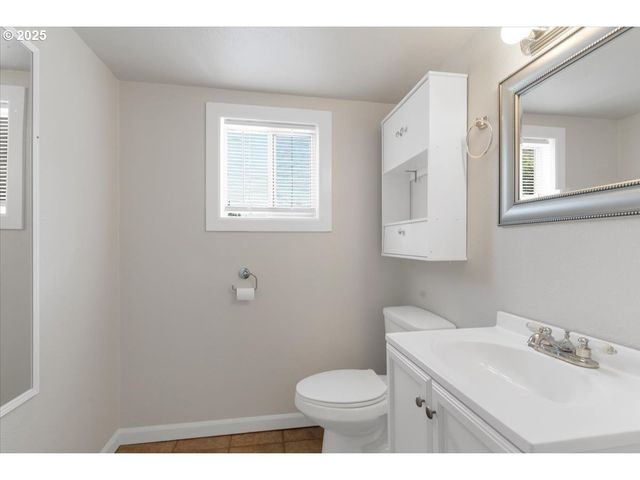 260 Se PORT Ave, Lincoln City, OR 97367