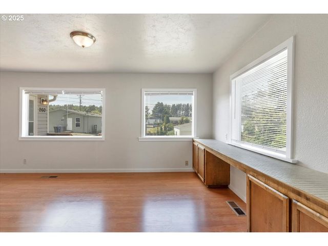 260 Se PORT Ave, Lincoln City, OR 97367