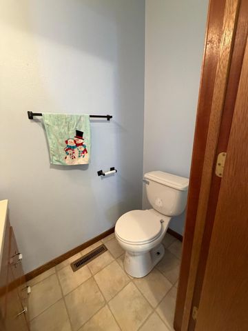 910 2nd Street NE, Roseau, MN 56751